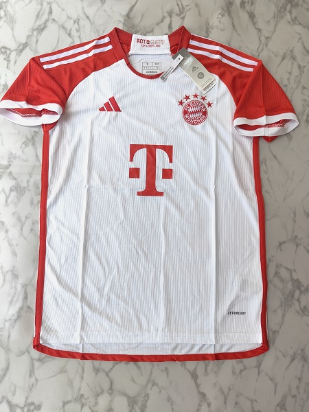 Bayern Munich home football jersey Venu