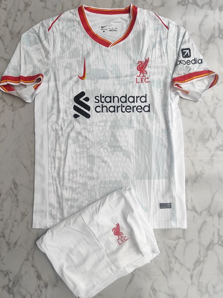 Liverpool third set football jersey Venu